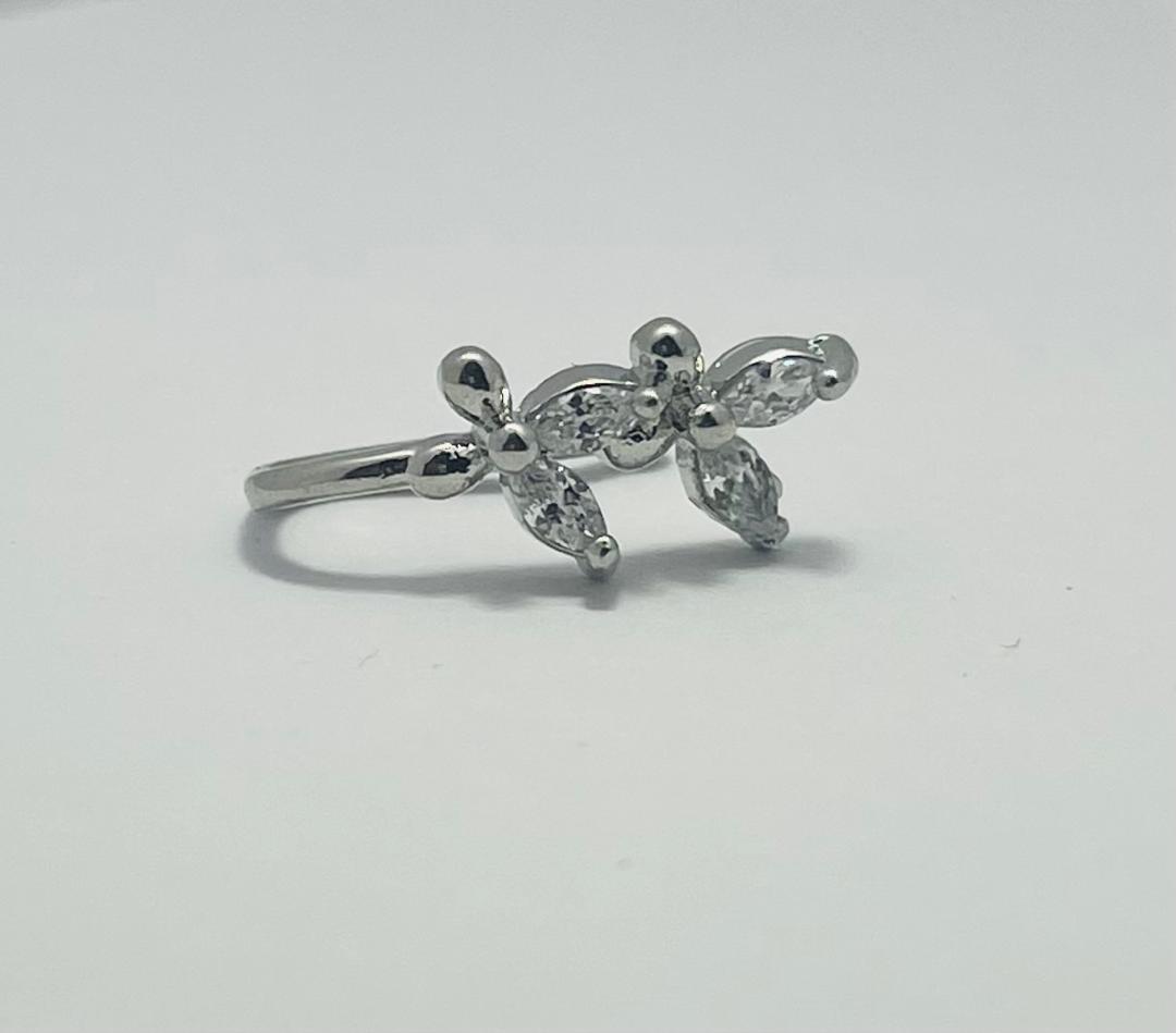 faux piercing de nez en acier inoxydable en forme de papillon.